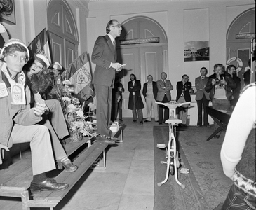 858467 Afbeelding van wethouder C. Pot tijdens de opening van de tentoonstelling in de hal van het Stadhuis te Utrecht ...